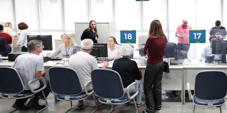 IPTU em Piracicaba: após sobrecarga no site e filas no 1º dia, atendimento é ampliado em 2h para emissão do carnê