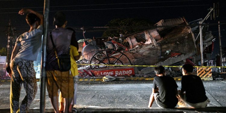 Terremoto de magnitude 7,8 atinge sul das Filipinas